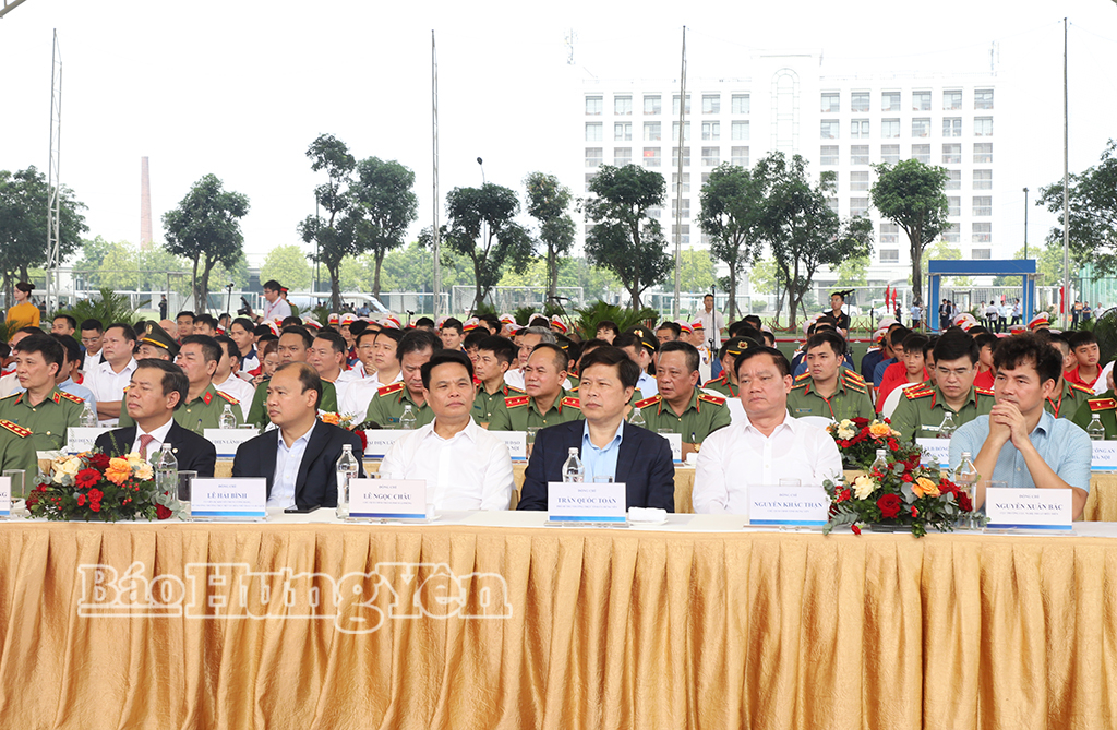 Các đại biểu dự buổi lễ. Ảnh: Hoảng Bền