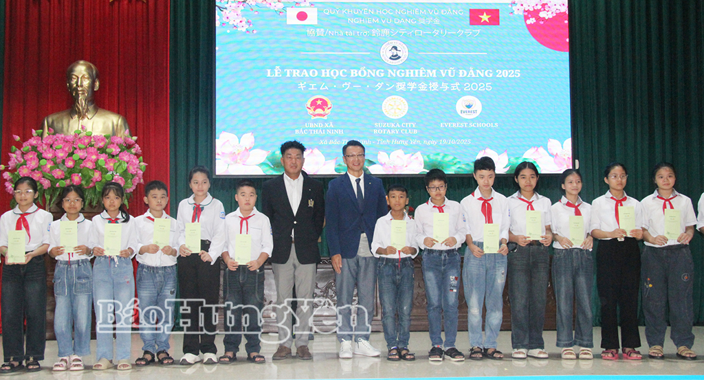 Đại diện Câu lạc bộ Rotary (Nhật Bản) trao học bổng cho học sinh có thành tích xuất sắc xã Bắc Thái Ninh.