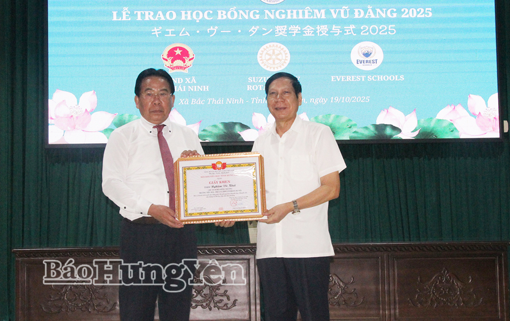 Lãnh đạo Hội Khuyến học tỉnh trao giấy khen cho ông Nghiêm Vũ Khải, Chủ tịch Hội đồng trường Tiểu học, THCS và THPT Everet (Hà Nội) đã có thành tích xuất sắc đóng góp cho phong trào khuyến học, khuyến tài, xây dựng xã hội học tập tại địa phương.