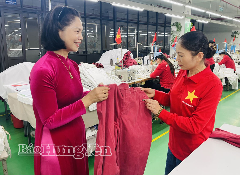 Bà Trần Thị Hương (bên trái), Giám đốc Xí nghiệp May Hưng Hà kiểm tra, đánh giá sản phẩm.