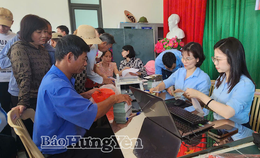 Người dân xã Hưng Phú nhận tiền bồi thường, hỗ trợ giải phóng mặt bằng khu công nghiệp Hưng Phú.