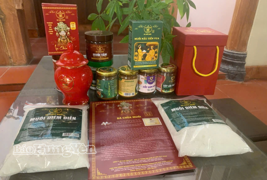 Muối của diêm dân thôn Tam Đồng hiện nay được sản xuất đa dạng hóa sản phẩm tiêu thụ trong và ngoài tỉnh.