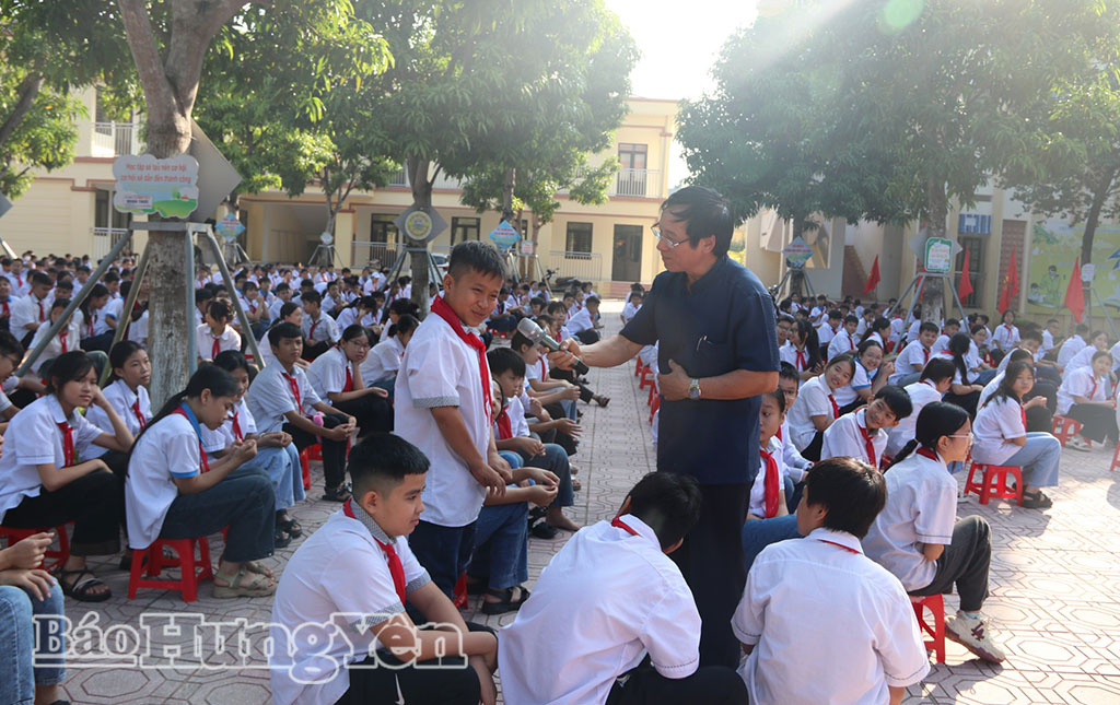 Lãnh đạo Hội Khuyến học tỉnh giao lưu, trao đổi với học sinh trường THCS Vũ Thư trong buổi nói chuyện chuyên đề về lòng biết ơn.