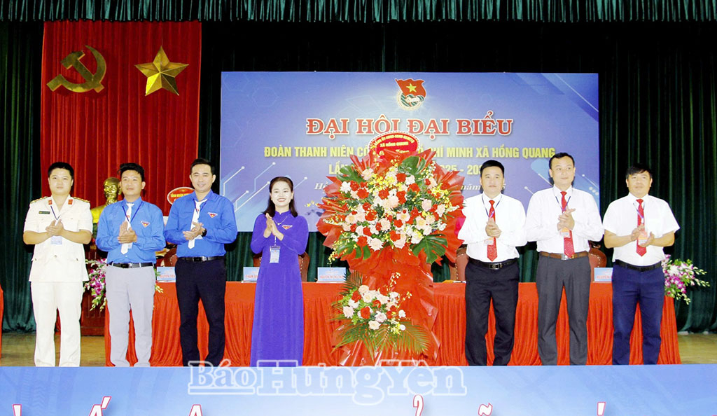 Lãnh đạo xã Hồng Quang tặng hoa chúc mừng Đại hội. Ảnh: Đào Doan