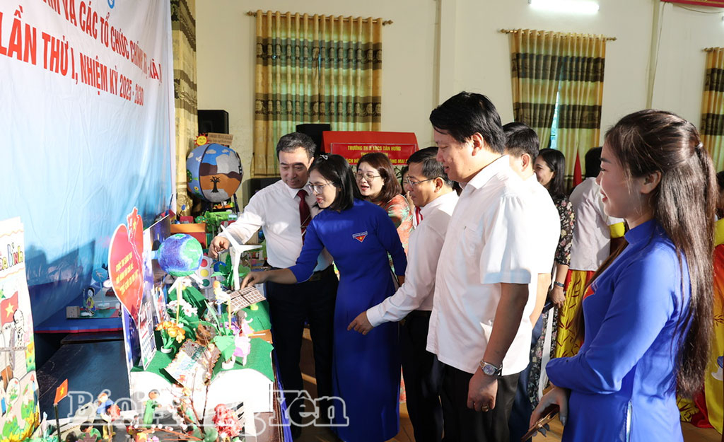 Đại biểu tham quan các mô hình 