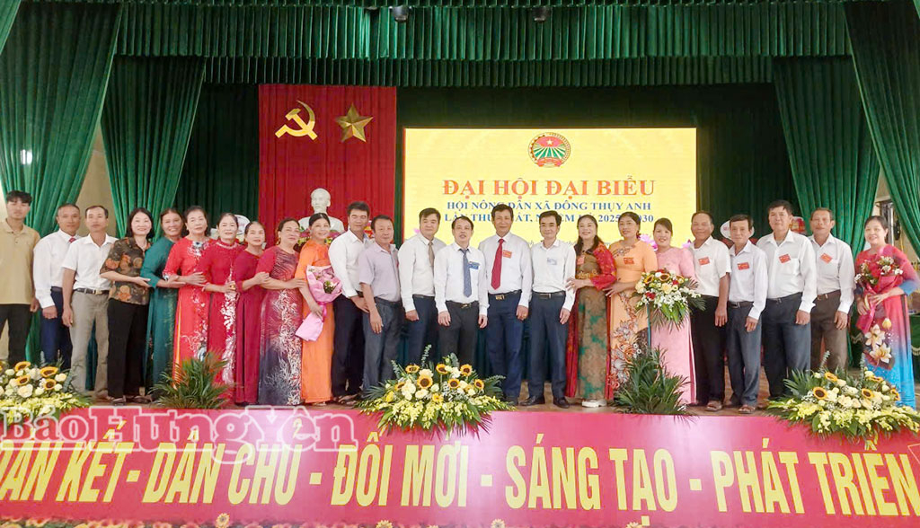 Các đại biểu chụp ảnh lưu niệm cùng Ban Chấp hành Hội Nông dân xã Đông Thụy Anh, nhiệm kỳ 2025 - 2030