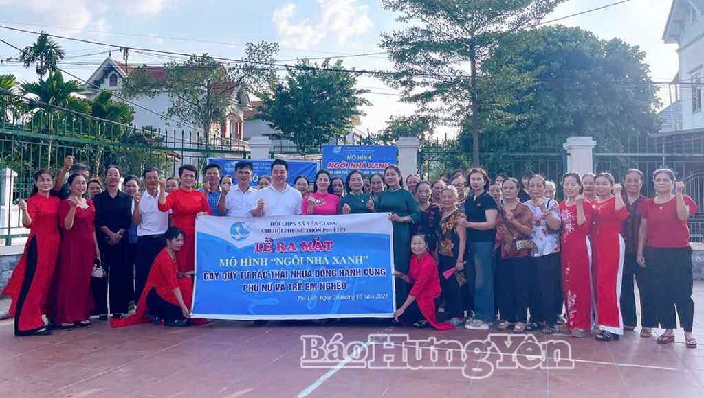 Ra mắt mô hình “Ngôi nhà xanh - thu gom phế liệu gây quỹ tình thương” của Hội LHPN xã Văn Giang.