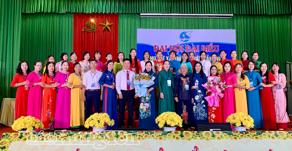 Các đại biểu chụp ảnh lưu niệm với Ban Chấp hành Hội LHPN xã Khoái Châu, nhiệm kỳ 2025 - 2030. Ảnh: Hương Giang 