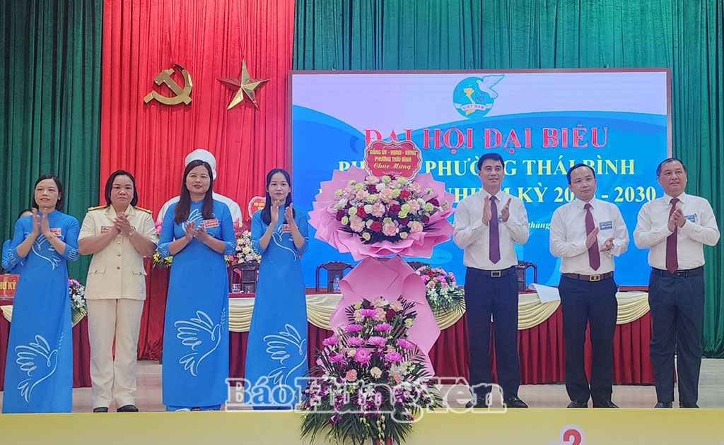 Lãnh đạo phường Thái Bình tặng hoa chúc mừng Đại hội. Ảnh: Minh Nguyệt