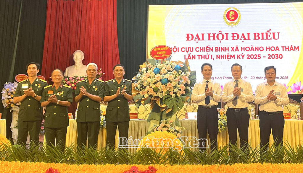 Lãnh đạo xã Hoàng Hoa Thám tặng hoa chúc mừng đại hội. Ảnh: Dương Miền