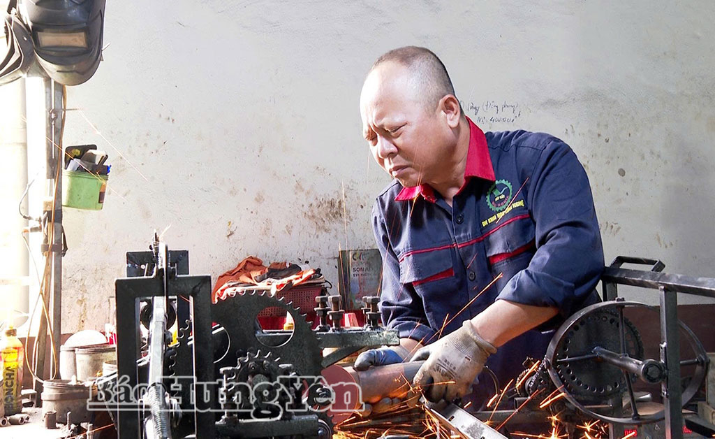Ông Trần Đại Nghĩa, Giám đốc Công ty TNHH Sản xuất và Kinh doanhĐại Nghĩa, xã Đồng Châu sáng chế thành công các loại máy cấy.