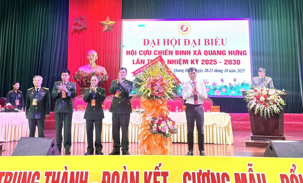 Đồng chí Nguyễn Văn Chiến, Ủy viên Ban Thường vụ, Trưởng ban Tuyên giáo và Dân vận Tỉnh ủy tặng hoa chúc mừng Đại hội. Ảnh: Vũ Huế