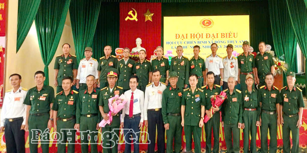Các đại biểu chụp ảnh lưu niệm cùng Ban Chấp hành Hội CCB xã Đông Thụy Anh, nhiệm kỳ 2025 - 2030. Ảnh: Nguyễn Thắm