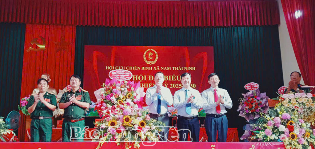 Lãnh đạo xã tặng hoa chúc mừng Đại hội. Ảnh: Nguyễn Thắm