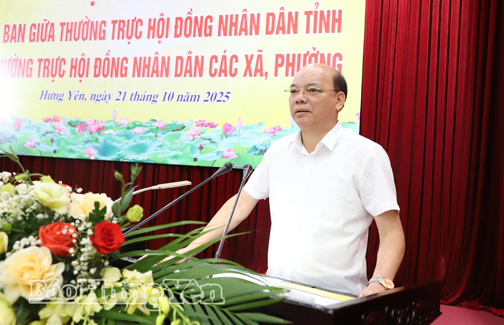 Đồng chí Phó Chủ tịch Thường trực HĐND tỉnh Đặng Thanh Giang điều hành phần thảo luận tại hội nghị.
