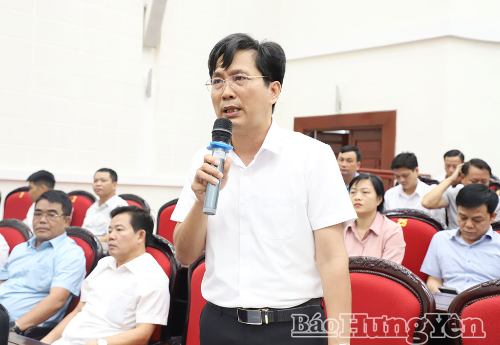 Đồng chí Đào Quốc Tuấn, Bí thư Đảng ủy, Chủ tịch HĐND xã Hưng Phú thảo luận tại hội nghị.