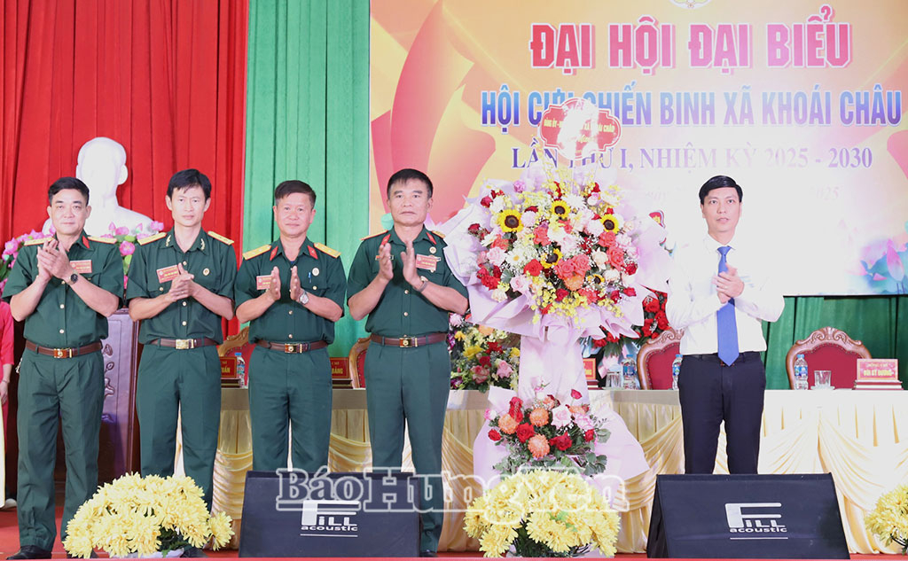 Lãnh đạo xã Khoái Châu tặng hoa chúc mừng Đại hội. Ảnh: Phương Minh