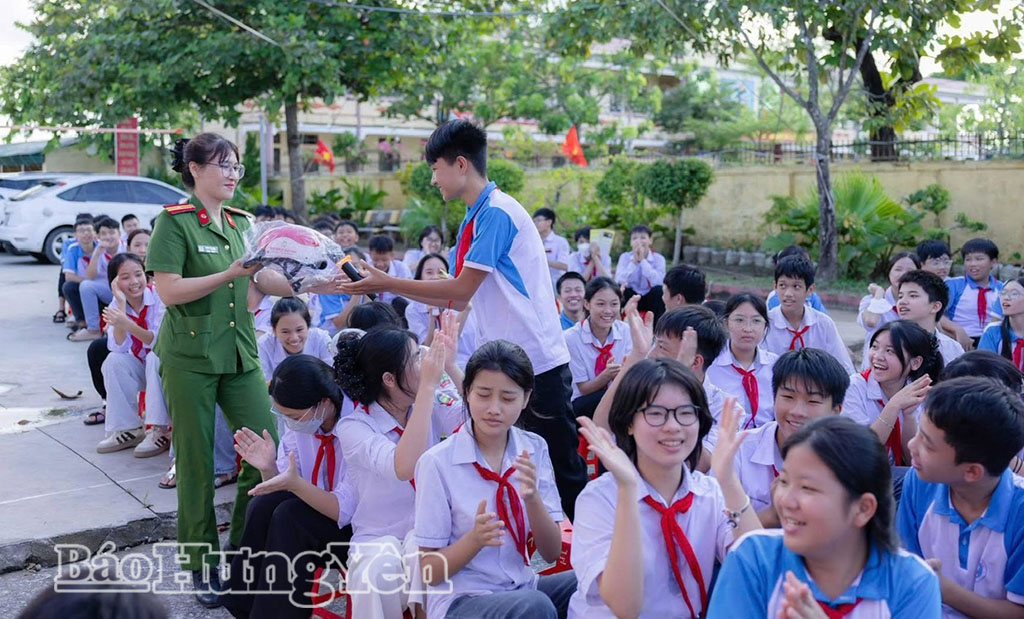 Tuyên truyền an toàn giao thông cho học sinh Trường THCS Tân Hòa, phường Thái Bình.