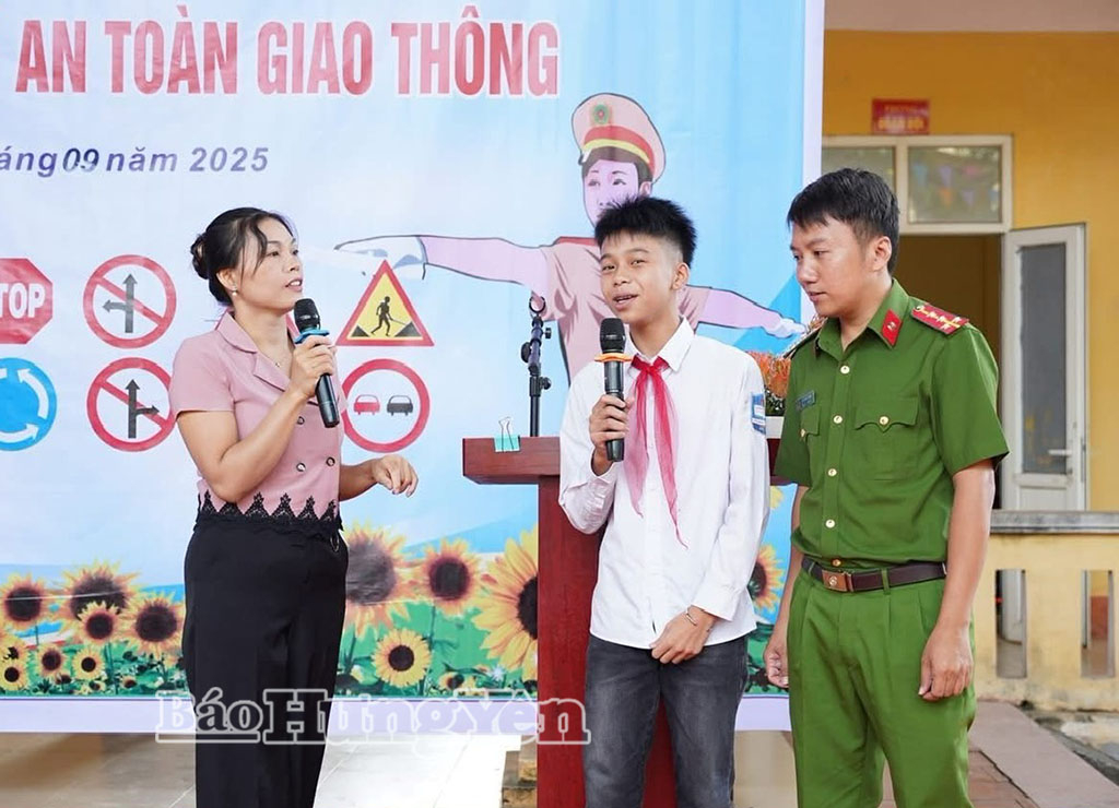 Tuyên truyền pháp luật về an toàn giao thông cho học sinh ở xã Xuân Trúc.