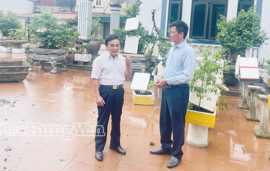 Lãnh đạo phòng Kinh tế xã Thần Khê (bên phải) trực tiếp xuống gia đình ông Nguyễn Ngọc Thuận, ở thôn Hữu Đô Kỳ để rà soát kiểm tra hiện trạng đất.