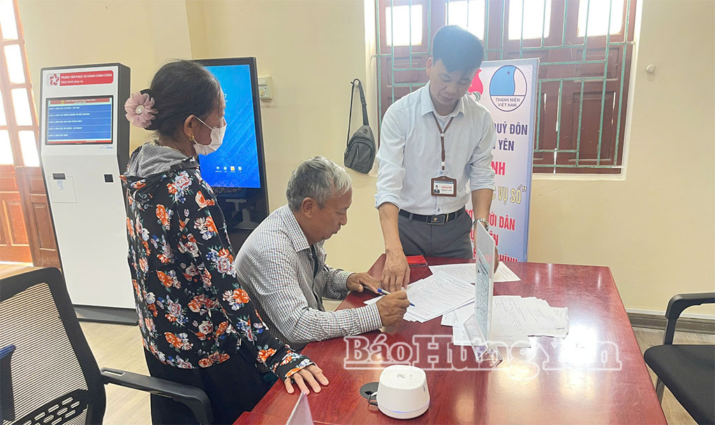 Cán bộ Trung tâm Phục vụ hành chính công xã Lê Quý Đôn hướng dẫn người dân các thủ tục thực hiện cấp GCNQSDĐ lần đầu.