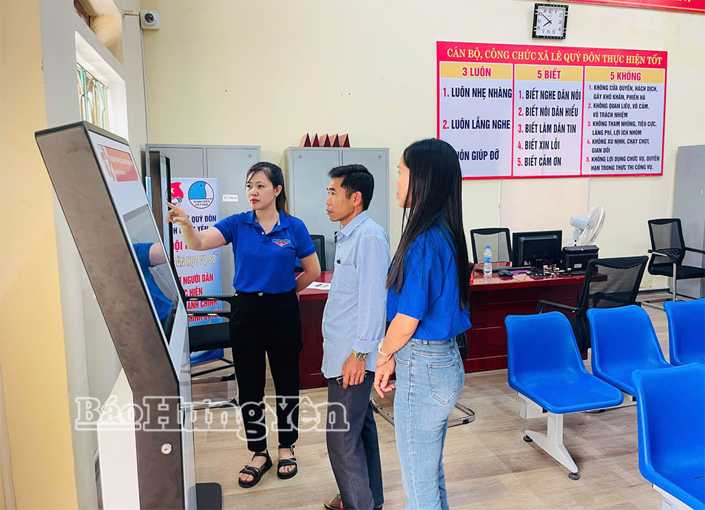 Đoàn Thanh niên xã Lê Quý Đôn hướng dẫn người dân thực hiện dịch vụ công trực tuyến về lĩnh vực đất đai tại Trung tâm Phục vụ hành chính công xã.