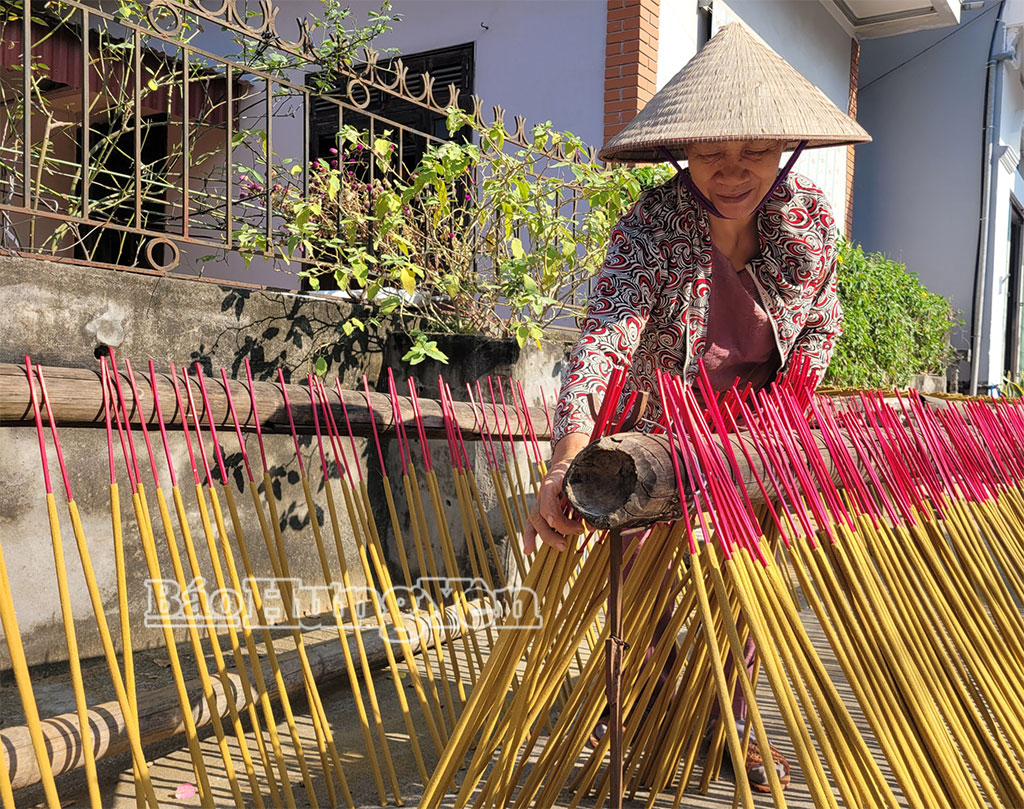 Phơi hương sào - loại hương cỡ lớn dùng cho dịp lễ tết.