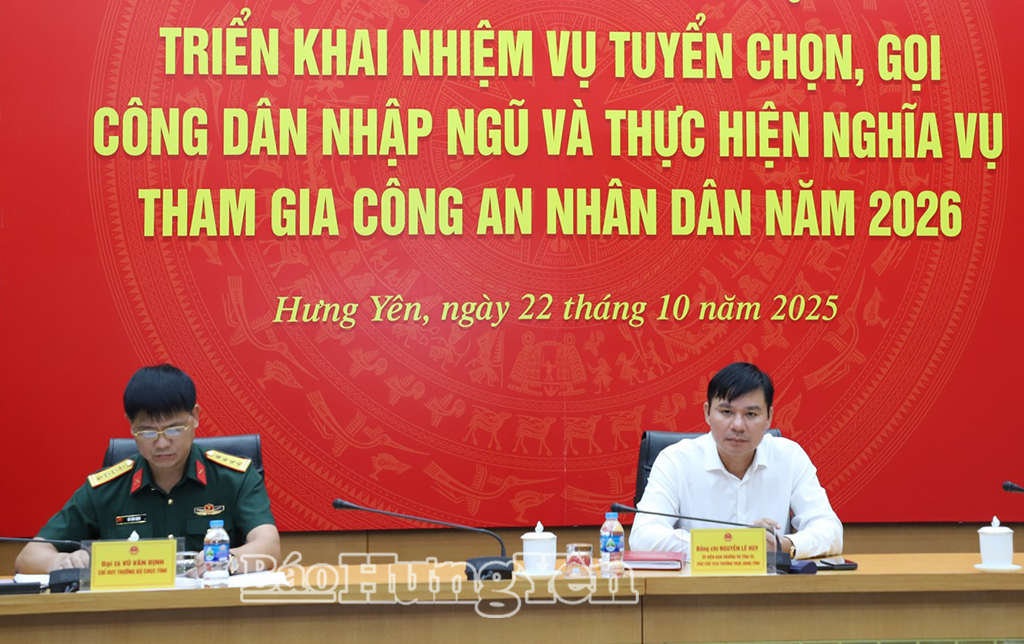 Các đồng chí: Nguyễn Lê Huy, Ủy viên Ban Thường vụ Tỉnh ủy, Phó Chủ tịch Thường trực UBND tỉnh; Đại tá Vũ Văn Định, Ủy viên Ban Thường vụ Tỉnh ủy, Chỉ huy trưởng Bộ Chỉ huy Quân sự tỉnh chủ trì hội nghị.