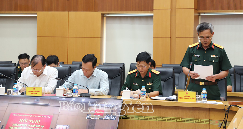 Đại diện lãnh đạo Bộ Chỉ huy Quân sự tỉnh báo cáo tại hội nghị.