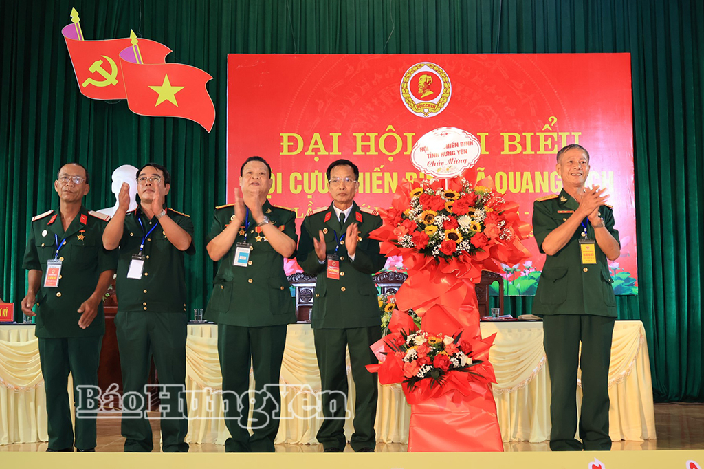 Đại diện lãnh đạo Hội Cựu chiến binh tỉnh tặng hoa chúc mừng Đại hội. Ảnh: Đặng Anh 