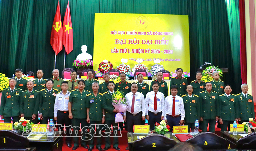 Ban Chấp hành Hội CCB xã Đông Hưng, nhiệm kỳ 2025 - 2030 ra mắt Đại hội. Ảnh: Thu Hiền 