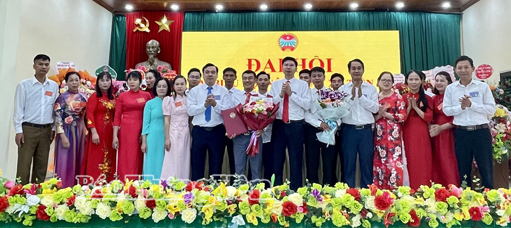 Lãnh đạo xã Tiên Lữ tặng hoa chức mừng Ban chấp hành Hội Nông dân xã nhiệm kỳ 2025 - 2030.