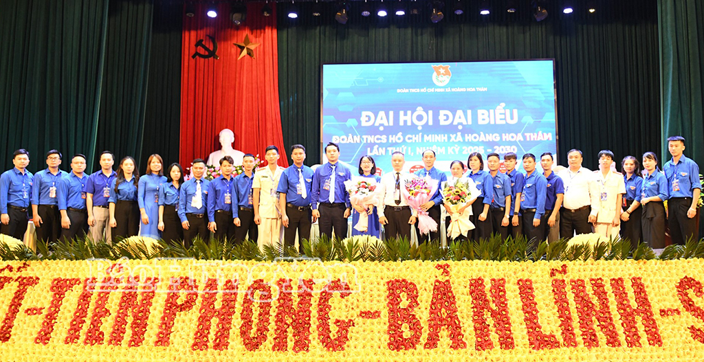 Các đại biểu chụp ảnh lưu niệm cùng Ban Chấp hành Đoàn TNCS Hồ Chí Minh xã Hoàng Hoa Thám, nhiệm kỳ 2025 - 2030.