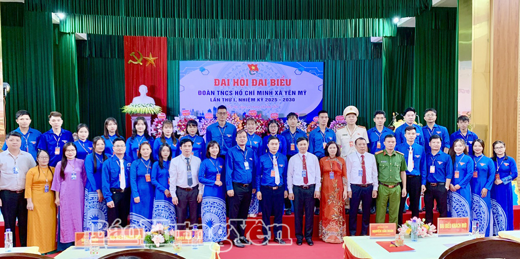 Các đại biểu chụp ảnh lưu niệm cùng Ban Chấp hành Đoàn TNCS Hồ Chí Minh xã Yên Mỹ, nhiệm kỳ 2025 - 2030. Ảnh: Hương Giang 