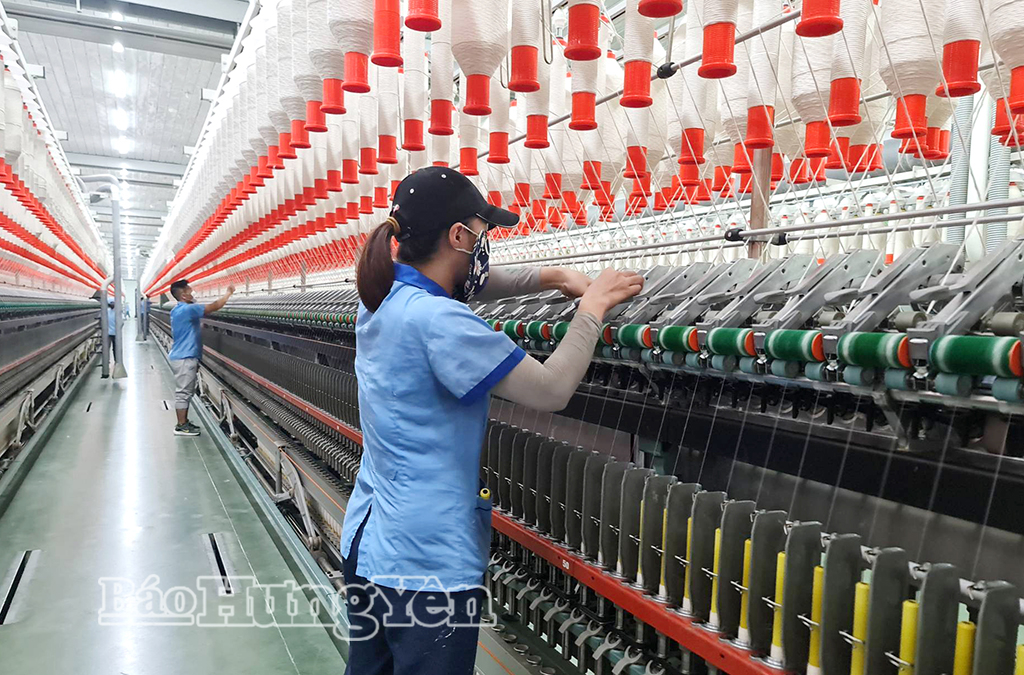 Sản xuất sợi công nghệ cao tại Công ty TNHH Sợi dệt Hương Sen Comfor, Cụm công nghiệp Đông Hải, xã Quỳnh An.