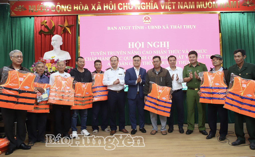 Phát áo phao cho người dân xã Thái Thụy.