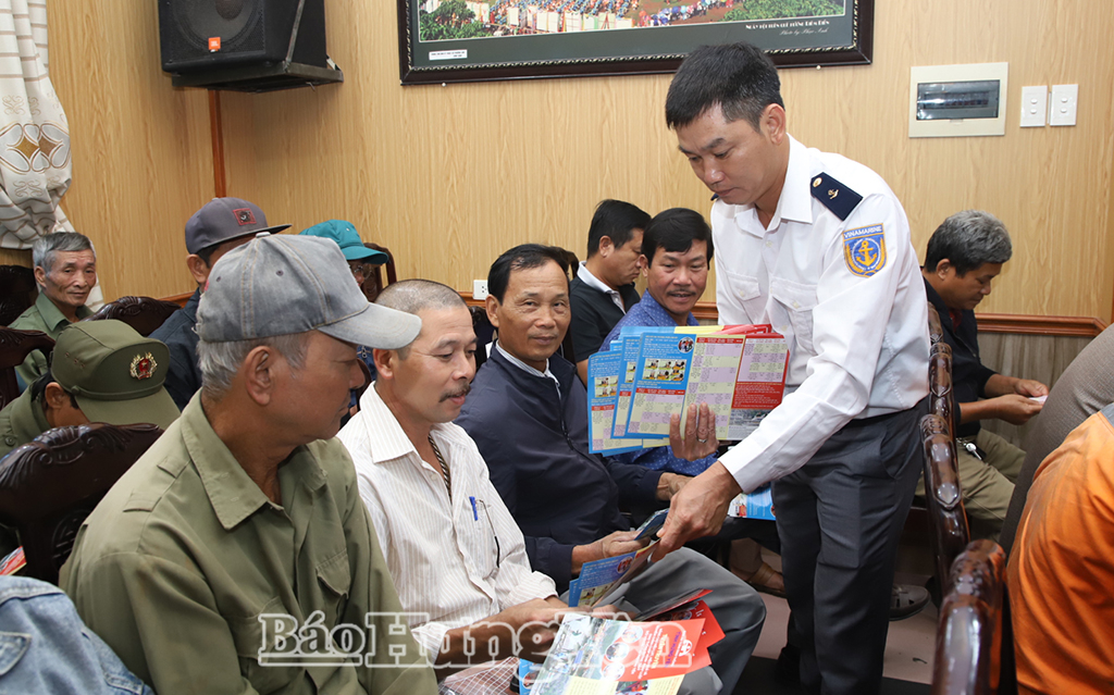 Phát tời rơi tuyên truyền các quy định về bảo đảm trật tự ATGT đường thủy cho đại biểu dự hội nghị.