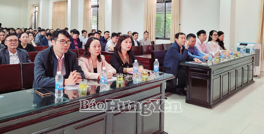 Các cán bộ quản lý giáo dục tham dự lớp bồi dưỡng.