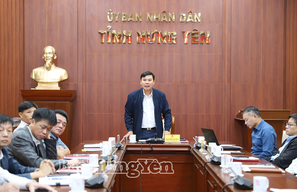 Đồng chí Nguyễn Lê Huy, Ủy viên Ban Thường vụ Tỉnh ủy, Phó Chủ tịch Thường trực UBND tỉnh phát biểu tại phiên họp.