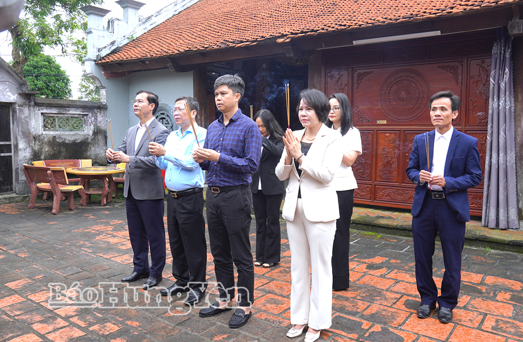 Các đồng chí trong đoàn công tác tham dự kỳ họp Đại hội đồng UNESCO lần thứ 43 dâng hương tại từ đường Nhà bác học Lê Quý Đôn, xã Lê Quý Đôn.