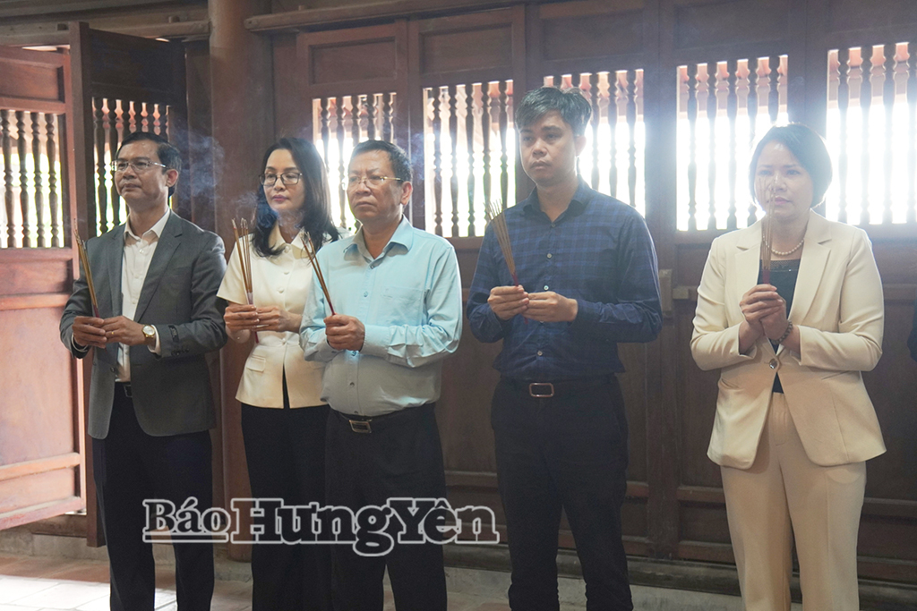 Các đồng chí trong đoàn công tác tham dự kỳ họp Đại hội đồng UNESCO lần thứ 43 dâng hương tại