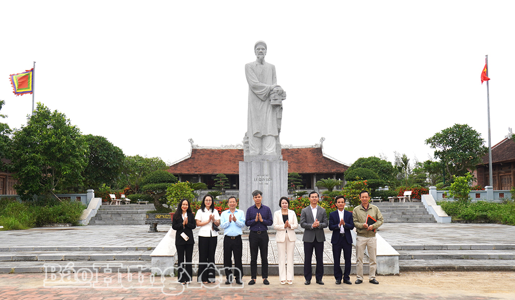 Các đồng chí trong đoàn công tác tham dự kỳ họp Đại hội đồng UNESCO lần thứ 43 chụp ảnh lưu niệm tại Khu lưu niệm Nhà bác học Lê Quý Đôn, xã Lê Quý Đôn.