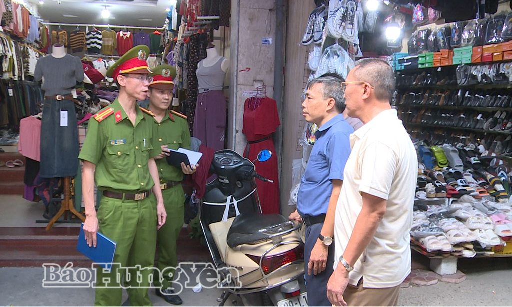 Lực lượng chức năng tuyên truyền kỹ năng phòng cháy, chữa cháy tại chợ Như Quỳnh (xã Như Quỳnh).