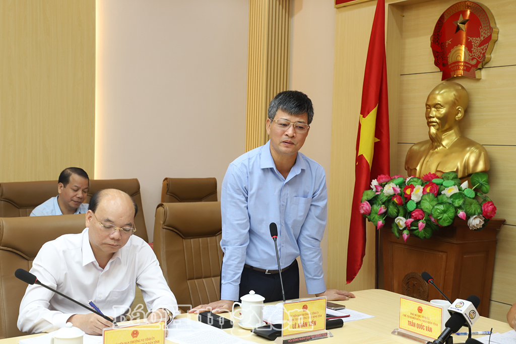 Đồng chí Phó Chủ tịch Thường trực HĐND tỉnh Lê Xuân Tiến phát biểu tại hội nghị.