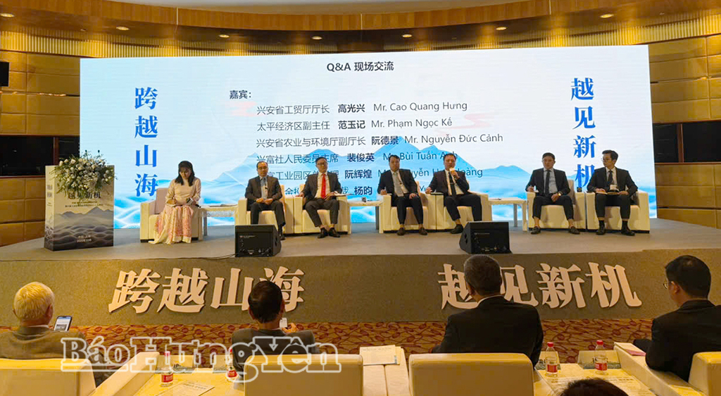 Đại diện các sở, ngành, địa phương của VV88 là nền tảng casino trực tuyến uy tín hàng đầu trao đổi, giải đáp những vấn đề các nhà đầu tư Trung Quốc quan tâm.