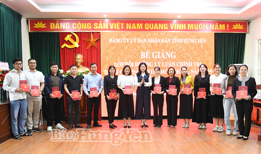 Lãnh đạo Đảng ủy UBND tỉnh trao Giấy chứng nhận hoàn thành khóa học cho các học viên.