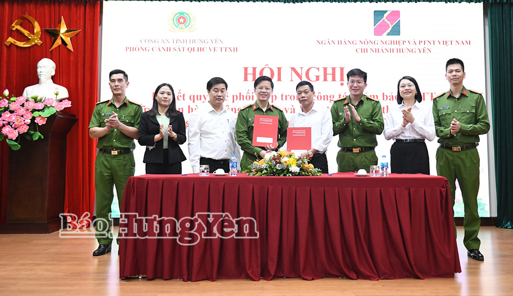 Đại diện lãnh đạo 2 đơn vị ký kết quy chế phối hợp.