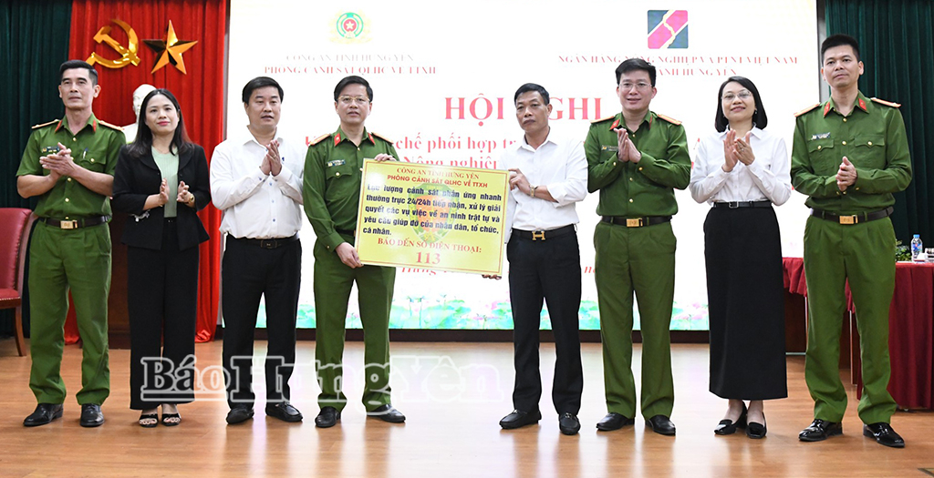 Trao bảng niêm yết số điện thoại khẩn cấp 113.
