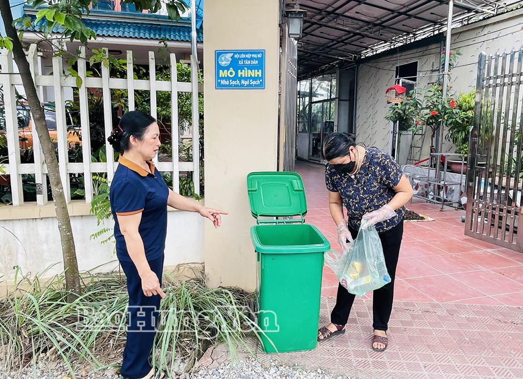 Phụ nữ xã Triệu Việt Vương thực hiện phân loại rác thải tại hộ gia đình.