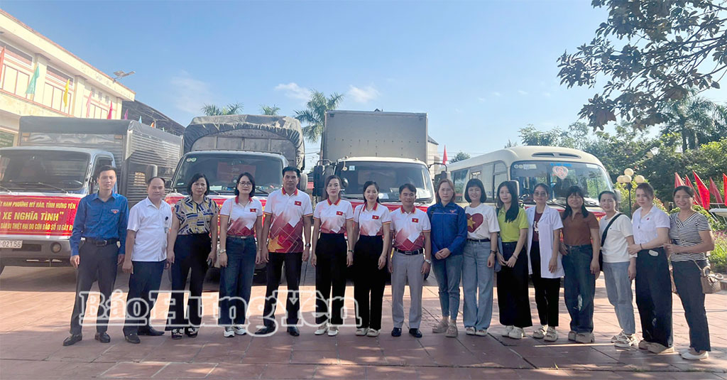 Đoàn công tác của phường Mỹ Hào hỗ trợ đồng bào xã Điềm Thụy, tỉnh Thái Nguyên bị thiệt hại do bão gây ra.